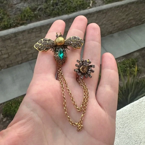 Vintage Bee and Flower Brooch Pin with Double Chains, Emerald Green Crystal - Picture 4 of 4